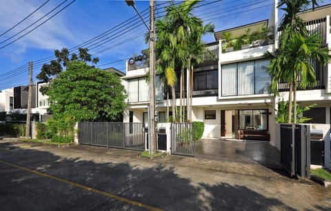 Property building, Day, Neighbourhood, Street view