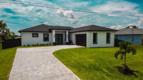 Property building, Day, Garden, Garden view