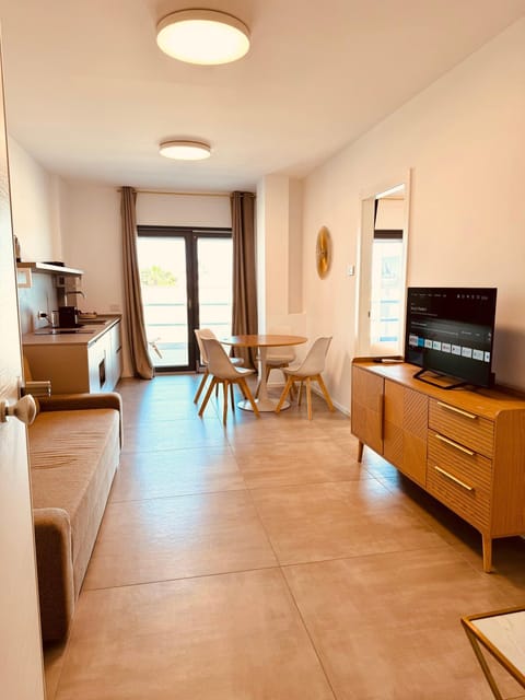 TV and multimedia, Kitchen or kitchenette, Living room, Seating area, Dining area