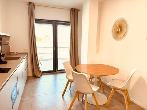 Kitchen or kitchenette, Living room, Seating area, Dining area, stove