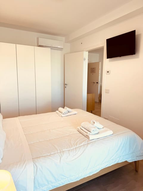 Bed, TV and multimedia, Photo of the whole room, Bedroom, towels, wardrobe, air conditioner