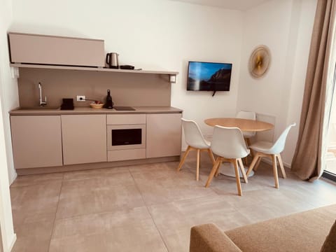 TV and multimedia, Coffee/tea facilities, Kitchen or kitchenette, Living room, Photo of the whole room, Seating area, Dining area, microwave, stove