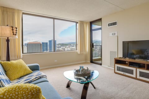 Honolulu Condo Stay with Balcony Walk to Beaches! Apartment in McCully-Moiliili