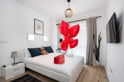 Bed, TV and multimedia, Bedroom
