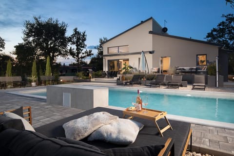 Shower, Patio, Natural landscape, Seating area, Evening entertainment, Pool view, Swimming pool, Swimming pool, Breakfast, sunbed