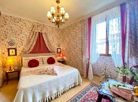 Camera Romantica con Giardino in Dimora Storica - B&B Palazzo Robicci Bed and Breakfast in Castiglion Fiorentino