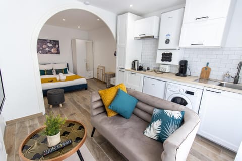 Bed, Living room, Seating area, locker, kitchen