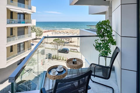 Property building, Day, Natural landscape, Balcony/Terrace, Sea view