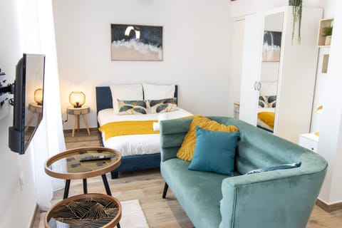 Bed, TV and multimedia, Living room, Photo of the whole room, Seating area, Dining area, Bedroom, locker