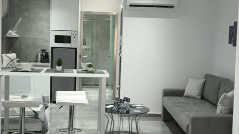 Kitchen or kitchenette, Seating area, Dining area, minibar