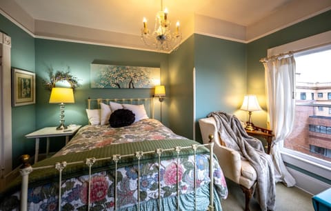 Clementine's Guest House & Vacation Rentals Bed and Breakfast in Astoria