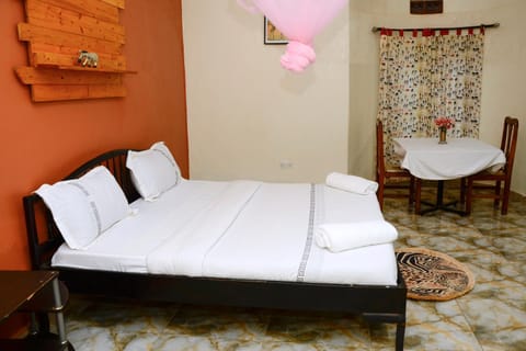 Bed, Seating area, Dining area, Bedroom