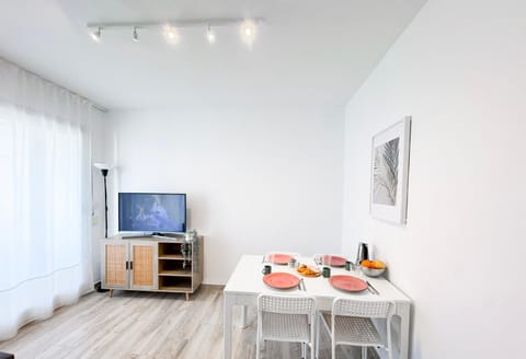 TV and multimedia, Living room, Seating area, Dining area, Evening entertainment