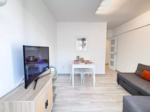 TV and multimedia, Living room, Seating area, Dining area, Evening entertainment