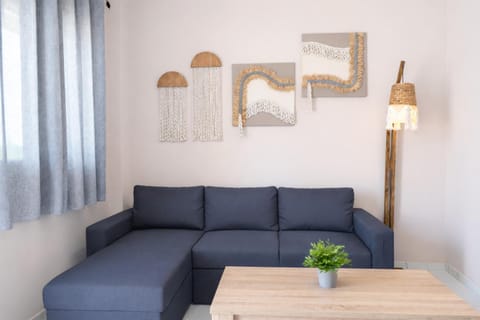 TV and multimedia, Living room, Seating area, air conditioner