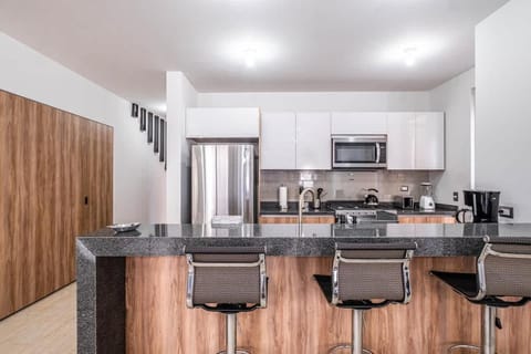 Kitchen or kitchenette, Seating area, stove