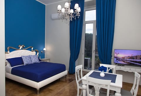 Bed, TV and multimedia, Photo of the whole room, Seating area, Dining area, Bedroom