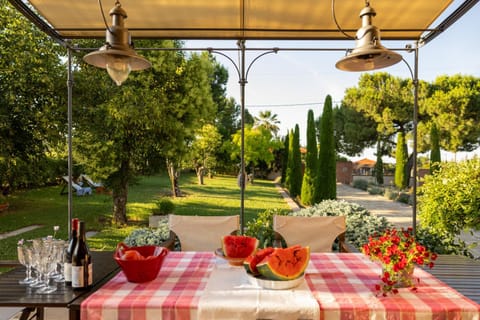 Day, Garden, Food and drinks, Dining area, Food, Garden view