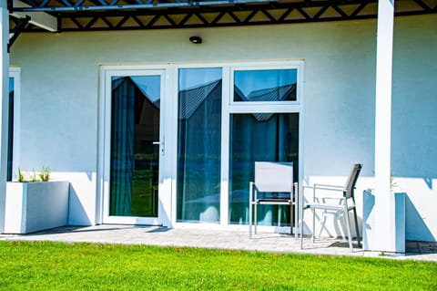 Property building, Patio, Spring, Day, Garden, Seating area, Garden view