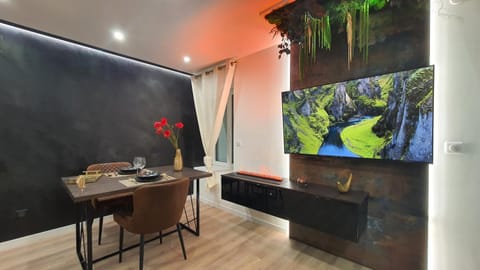 TV and multimedia, Decorative detail, Dining area, Dinner