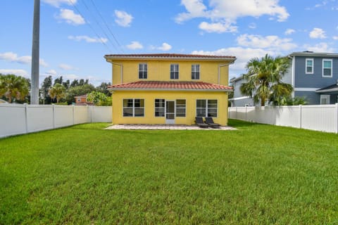 Tampa Private Large House, Game Room & Backyard - Sleeps 12, 4bdr, 3bth, Quiet Community, Near Everything in Tampa & St Pete House in Tampa