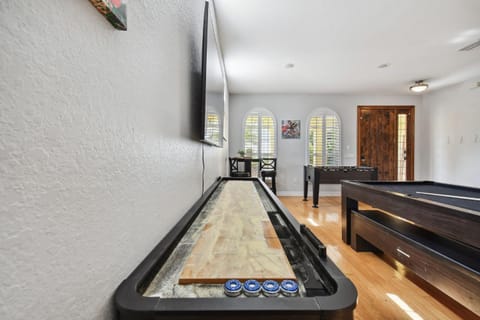 Tampa Private Large House, Game Room & Backyard - Sleeps 12, 4bdr, 3bth, Quiet Community, Near Everything in Tampa & St Pete House in Tampa