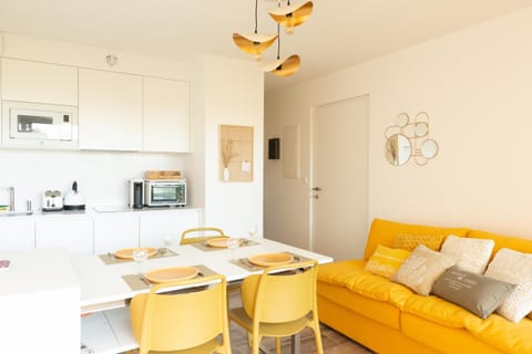 Kitchen or kitchenette, Living room, Seating area, Dining area, minibar, pet friendly, stove, toaster
