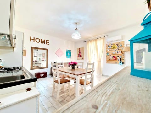 Kitchen or kitchenette, Seating area, Dining area