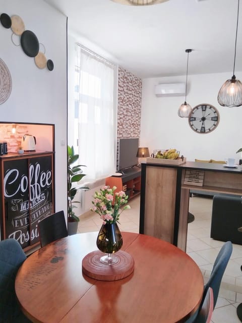 Kitchen or kitchenette, Living room, Seating area, Dining area