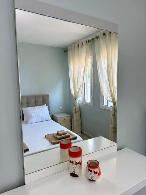 Bed, Living room, Photo of the whole room, Bedroom