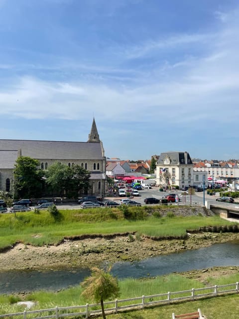 City view, River view, Location