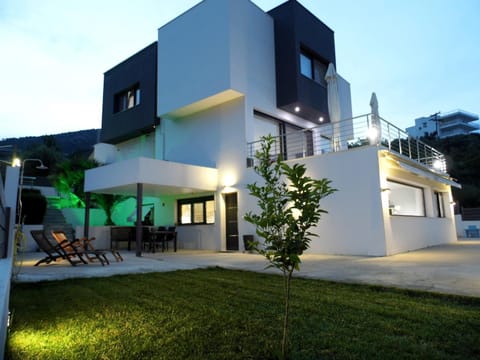 Property building, Patio, Facade/entrance, Spring, Garden, Garden view