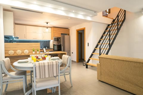 Kitchen or kitchenette, Living room, Seating area, Dining area, minibar, pet friendly