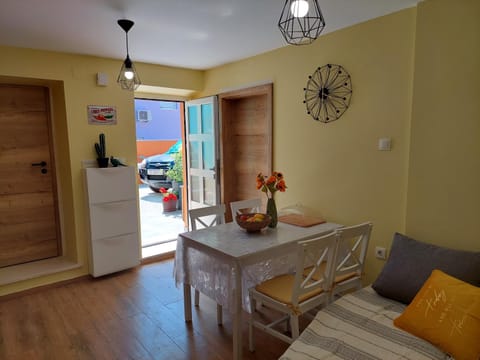 Mexicana Apartment Yellow Apartment in Zadar
