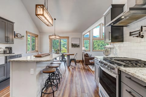 Valley Vista Lodge Hot Tub Shuffleboard Darts BBQ House in Colorado