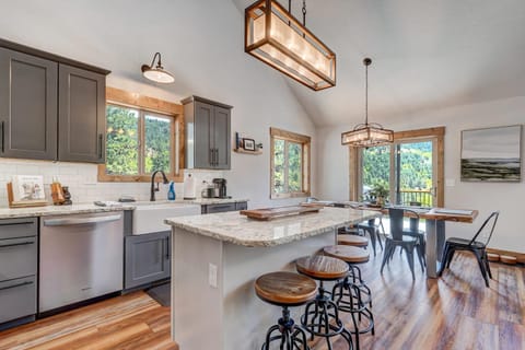 Valley Vista Lodge Hot Tub Shuffleboard Darts BBQ House in Colorado