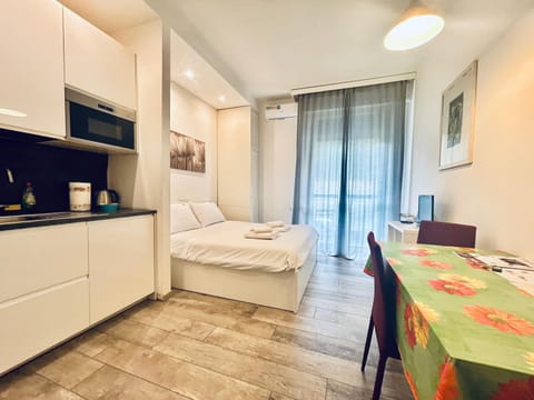 Bed, TV and multimedia, Kitchen or kitchenette, Photo of the whole room