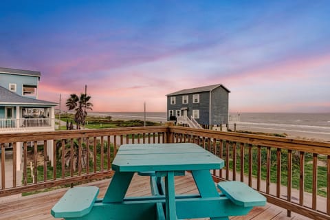 Patio, Natural landscape, View (from property/room), Balcony/Terrace, Dining area, Beach, Evening entertainment, Sea view, Sunrise, Sunset