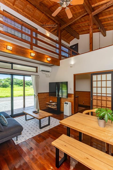 Communal lounge/ TV room, TV and multimedia, Living room, Seating area, Dining area, fireplace