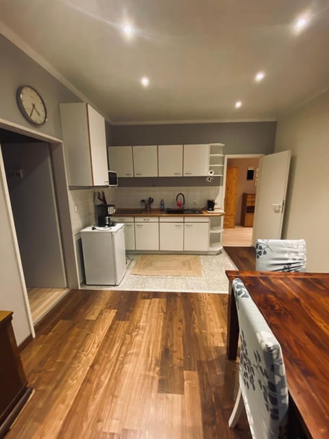 Kitchen or kitchenette, minibar