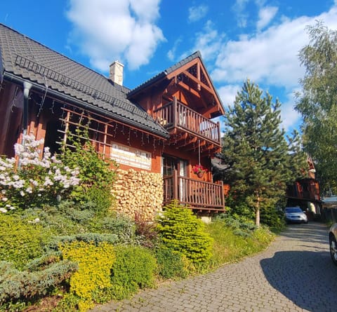 Property building, Spring, Day, Neighbourhood, Garden, Garden view, Street view, Parking