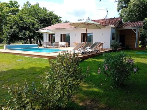 Property building, Patio, Spring, Day, Natural landscape, Garden, Garden view, Pool view, Swimming pool, sunbed
