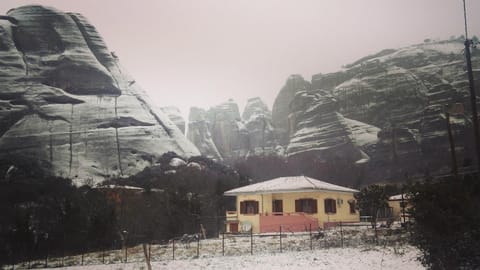 Property building, Nearby landmark, Day, Natural landscape, Winter, Landmark view, Mountain view