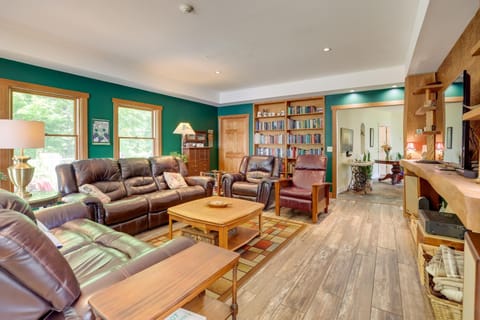 Lockes Glen - Lakefront Geneva Getaway with Dock! House in Fayette