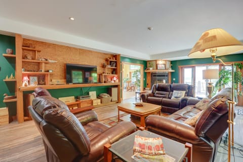 Lockes Glen - Lakefront Geneva Getaway with Dock! House in Fayette