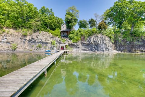 Lockes Glen - Lakefront Geneva Getaway with Dock! House in Fayette