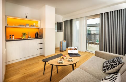 Kitchen or kitchenette, Living room, Seating area, Dining area