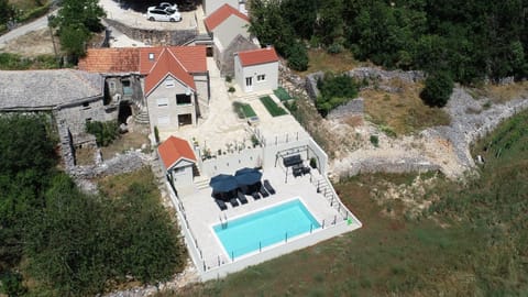 Property building, Day, Natural landscape, Bird's eye view, Pool view, Swimming pool, sunbed