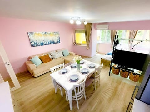 Communal lounge/ TV room, TV and multimedia, Living room, Seating area, Dining area, Evening entertainment