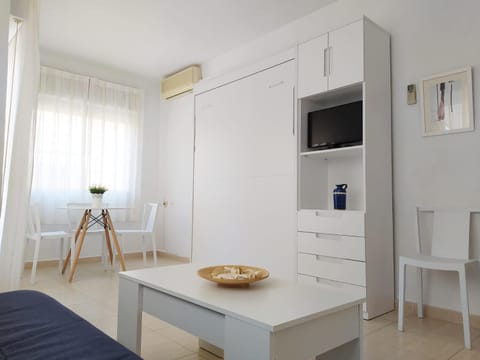 Bed, TV and multimedia, Living room